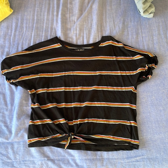 Slightly cropped short sleeve. Brand -HARLOW - Picture 1 of 3